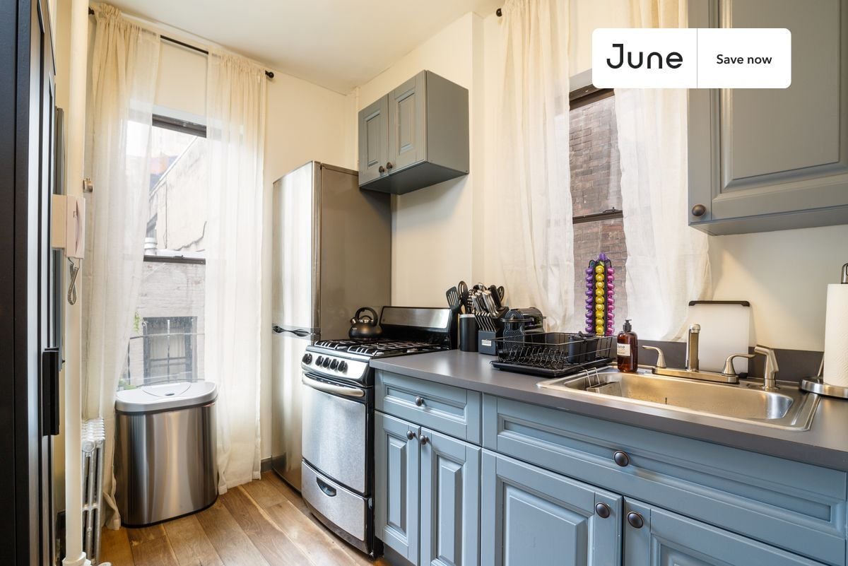 Building Photo - 439 W 48th St