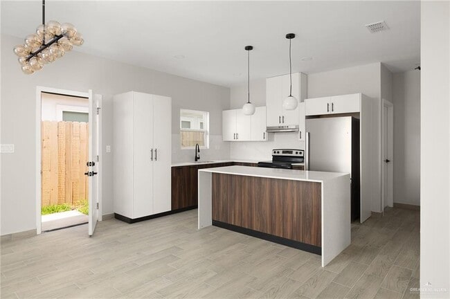 Building Photo - 21 Selena St