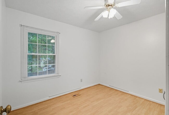 Building Photo - 40 Westview Dr