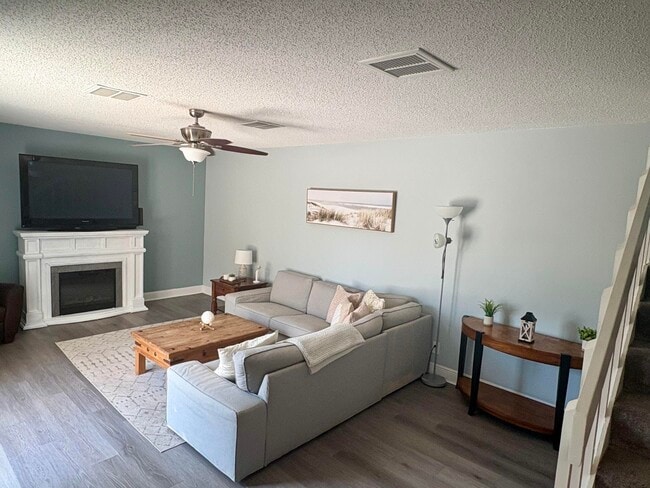 Building Photo - 141 E Riverside Dr