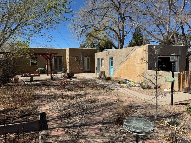 Building Photo - 630 Bryn Mawr Dr NE