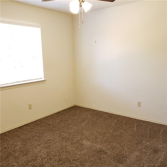 Building Photo - 8440 Fern Bluff Ave