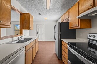 Building Photo - Half off first full months rent/Convenient to SPC/Tech and Med Community