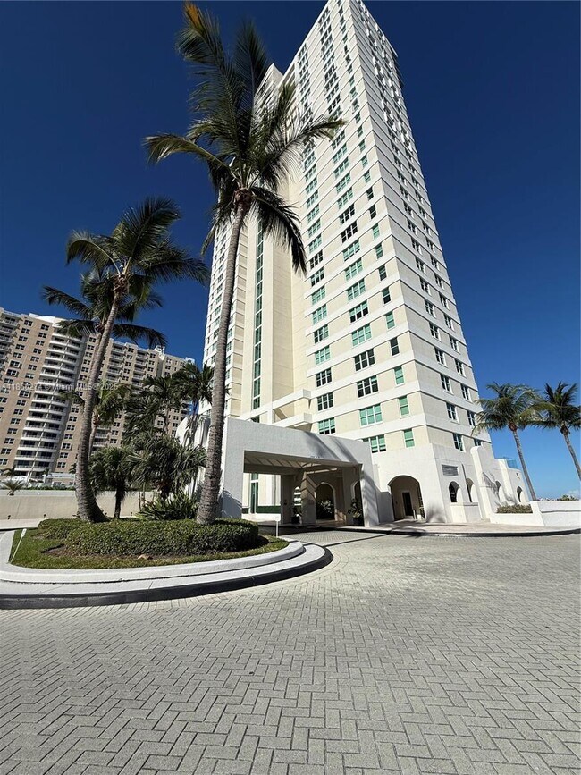 Building Photo - 800 Claughton Island Dr