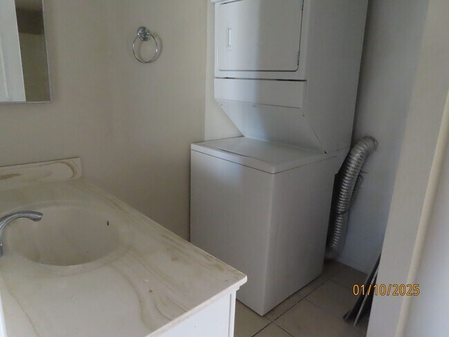 Building Photo - 1 bedroom 1-Bath Condo  Bldg. 6 Unit #333 Gated Community