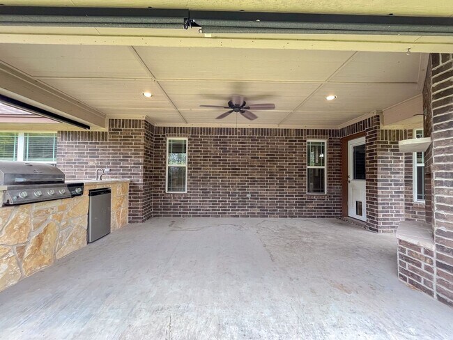 Building Photo - Available NOW This charming 1 story, 3 bedroom, 2 bath house could be your next home! Beautiful c...