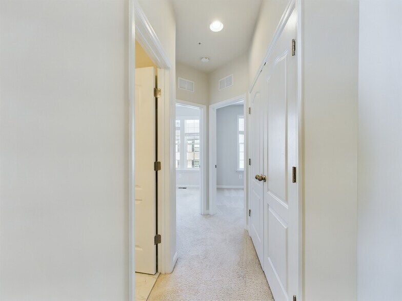 Building Photo - 25 Chester Ct