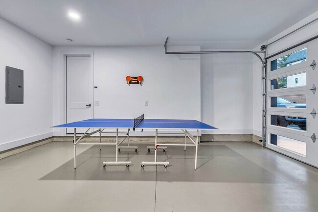 Building Photo - 554 Rosedale Ave