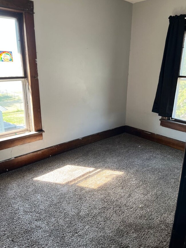 Building Photo - Spacious 3 bedroom $800 per month