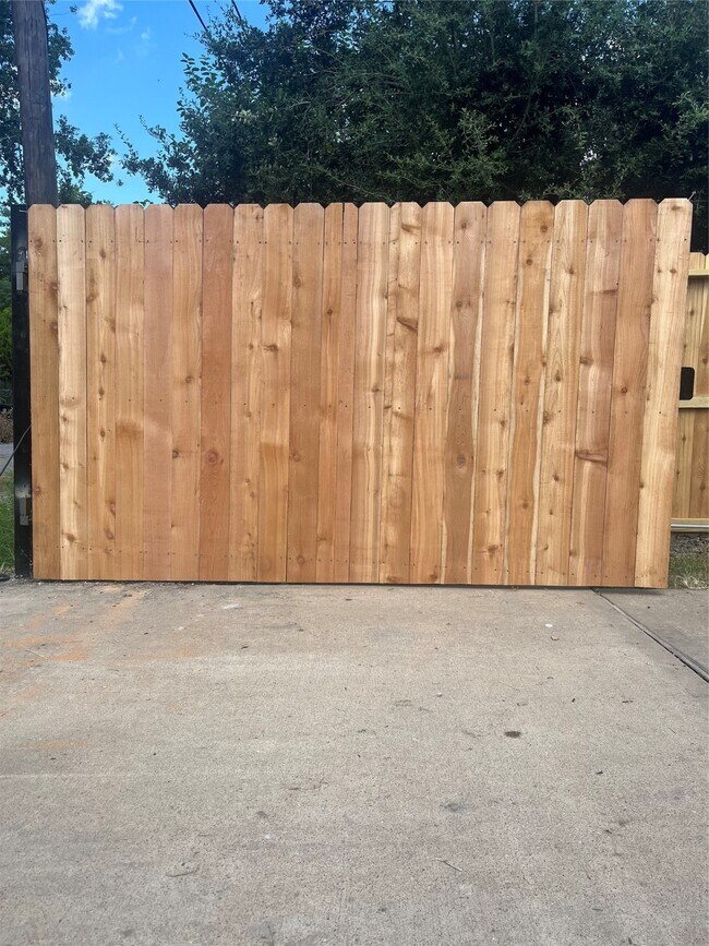 Building Photo - 1904 Davis St