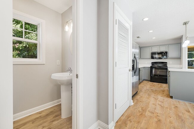 Building Photo - Newly Renovated 3-Bedroom Home with Modern Upgrades (6 or 12 Month Lease Options)