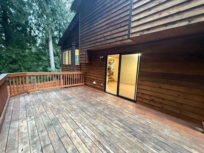 Building Photo - 3 BED 2.5 BATH WITH DAYLIGHT BASEMENT & BONUS ROOM - SPACIOUS CORNER LOT