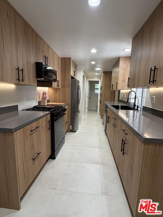 Building Photo - 10609 Reseda Blvd