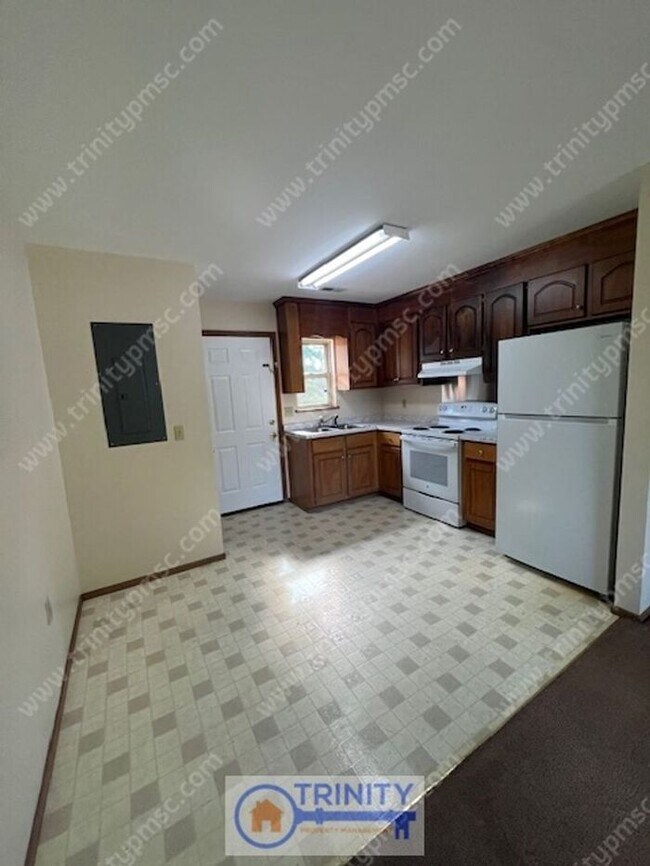 Building Photo - Cute and Available NOW!