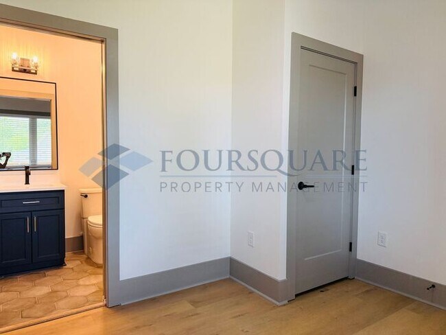 Building Photo - Modern 4-Bed / 4 Bath Townhome with Fireplace, Outdoor Spaces & Fenced Yard – Inside the Beltline...