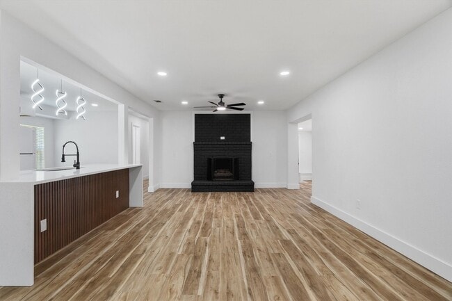 Building Photo - 219 Lakeview Dr