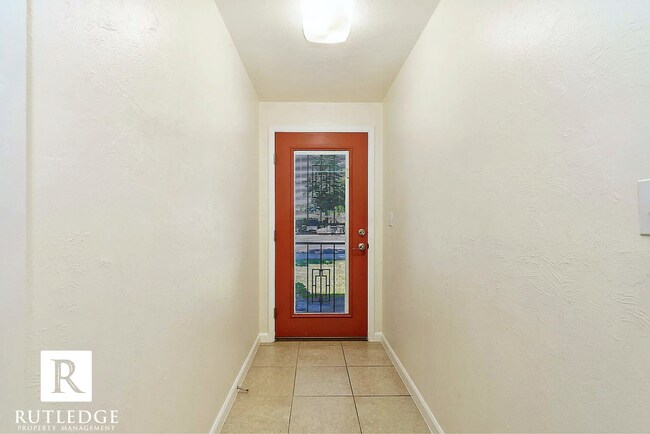 Building Photo - Sunlight & Sunrooms 2 Bedroom -  1 Full Bath - Fireplace