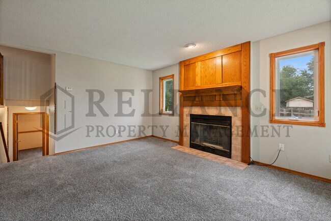 Building Photo - 2013 N Parkridge Ct