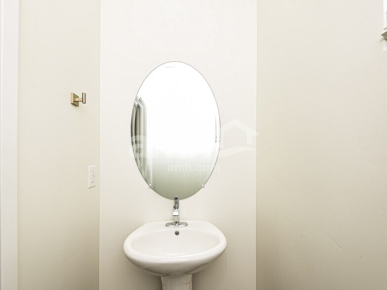 Building Photo - 1312 W Mahogany St