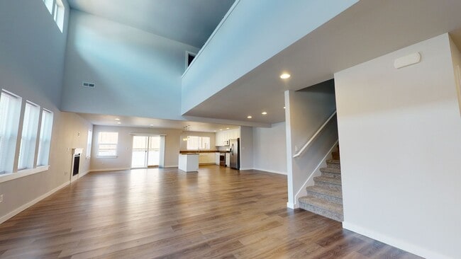 Building Photo - Large & Luxurious 3 Bedroom Available Near...