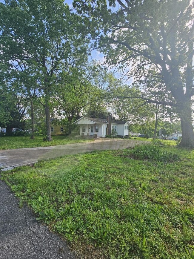Building Photo - CHARMING UPDATED BUNGALOW!!!!