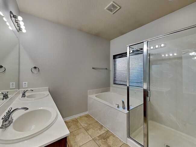 Building Photo - 6204 Kristen Dr