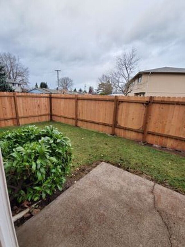 Building Photo - Fully Remodeled 3 Bedroom Townhome!