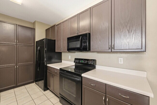 Building Photo - 2 Bed 2 Bath Condo With Balcony!