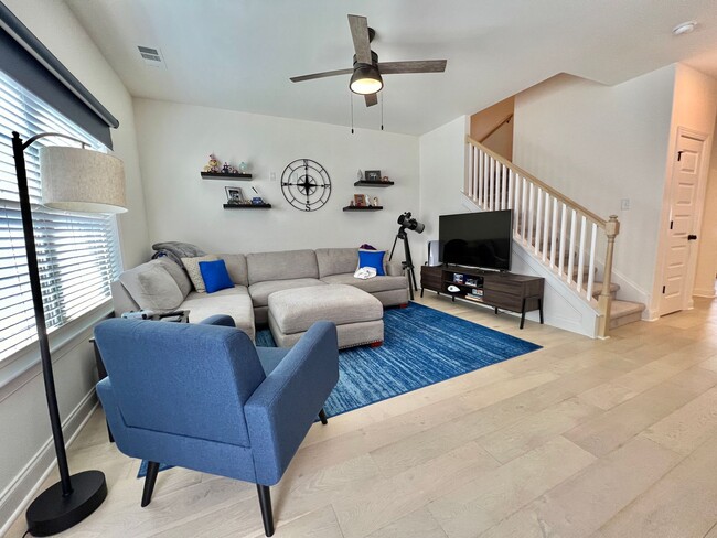 Building Photo - 3 Bed, 2.5 Bath Townhome w/ 1 Car Garage