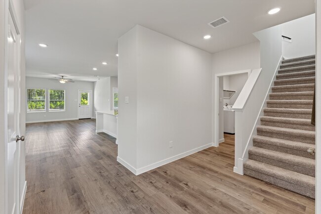 Building Photo - 7762 Bergamot Cir