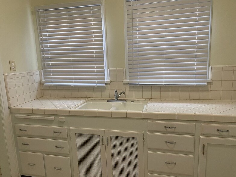 Building Photo - 400 Jefferson St