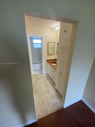 Building Photo - 3511 Inverrary Dr