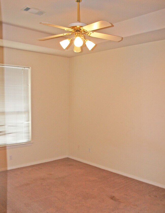Building Photo - Great 3 Bdrm 2 Bath 1/2 Duplex in Denton Tx