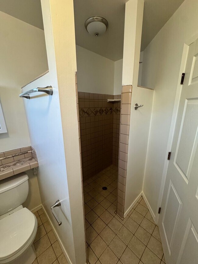 Building Photo - 5 Bedroom, 3.5 Bath, Beautiful 1,856 SQ FT...