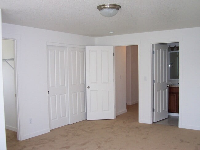 Building Photo - Spacious 3 Bed/2.5 Bath Home in VAN MALL Area!