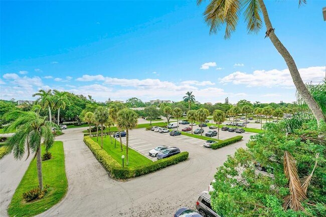 Building Photo - 3150 N Palm Aire Dr