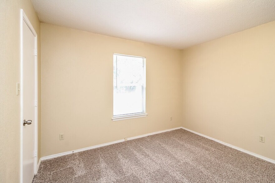 Building Photo - 1125 Hidden Creek Dr