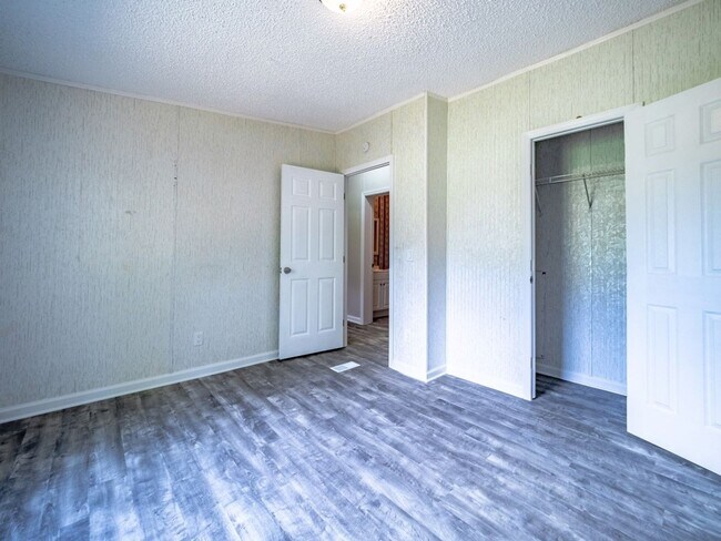 Building Photo - Explore our recently upgraded 3 bedroom 2 bath home