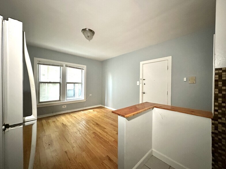 Building Photo - 5662 N Ridge Ave