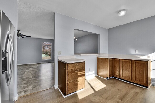 Building Photo - $2,540.95 with $300 off the first month's Rent- 4 Bedroom, 1.5 Bath, Single Family Home in Aurora...