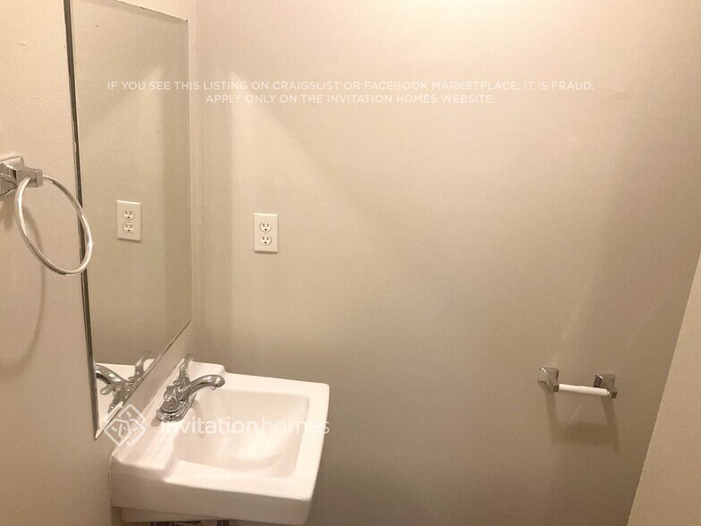 Building Photo - 4745 N View Rd NW