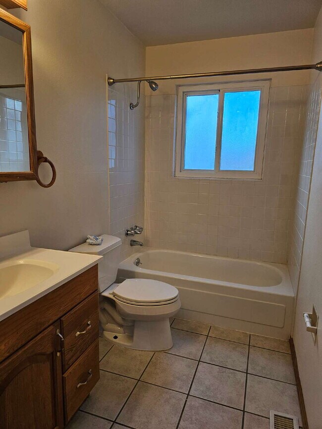 Building Photo - Charming 3BR/2BA with Massive Yard and Gar...