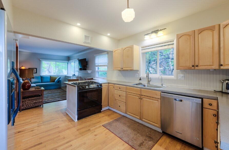 Building Photo - 2229 Mariposa Ave
