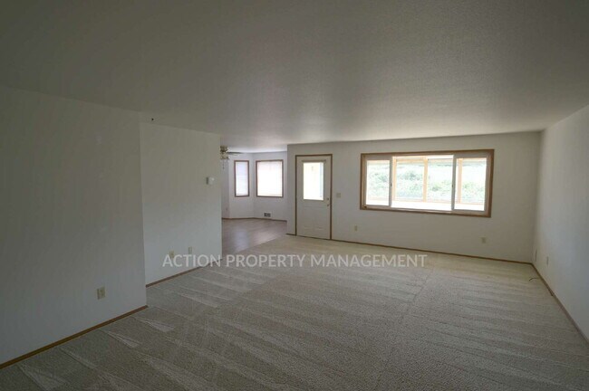 Building Photo - 3 bed 2 bath, 2 car garage in Sequim