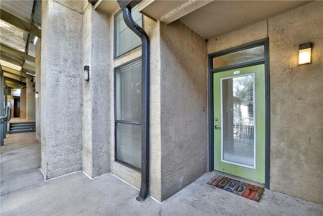 Building Photo - 1910 Robbins Pl