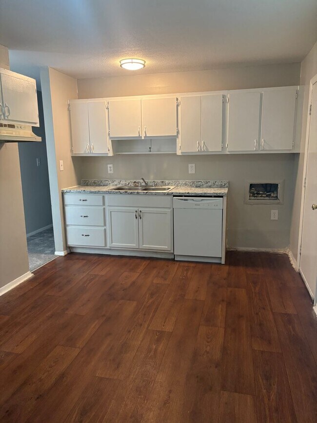 Building Photo - Spacious 3bedroom House  ($500.00 off firs...