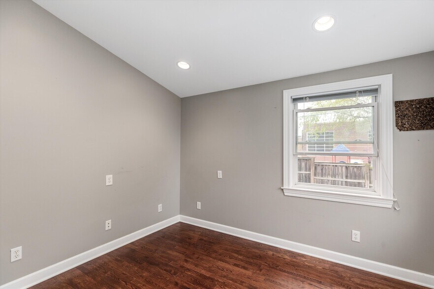 Building Photo - 854 Brooklawn Dr