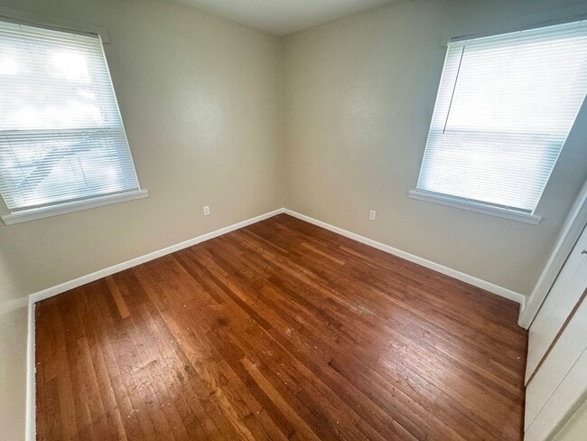 Building Photo - 2601 Live Oak Dr