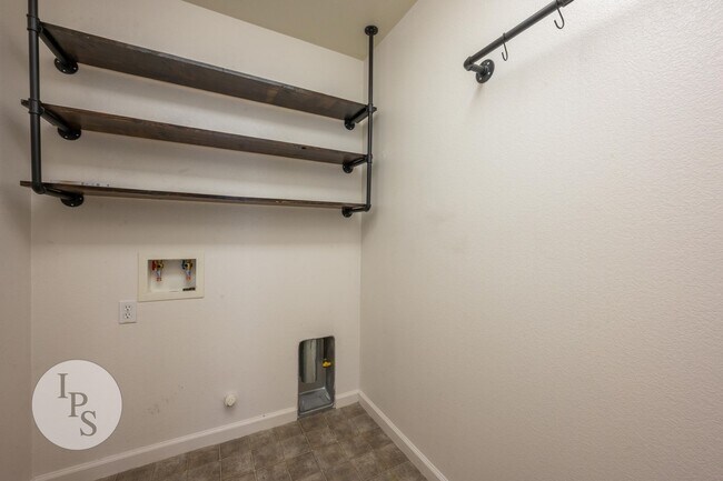 Building Photo - Fresno South East Home, 3BR/2BA, Built 200...