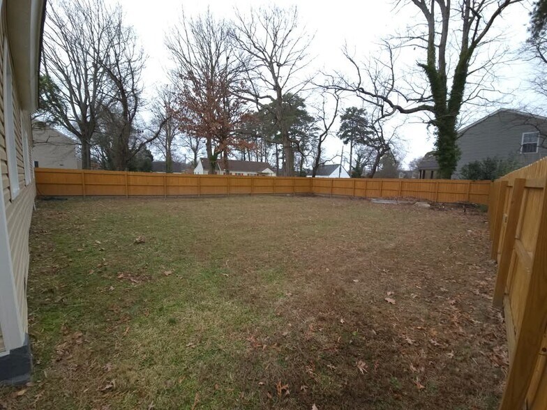 Building Photo - 7917 Simons Dr
